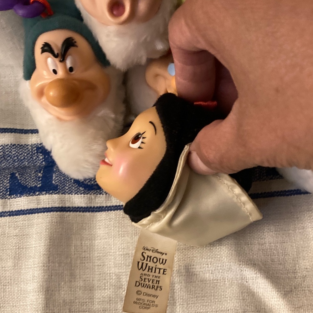 VINTAGE SNOW WHITE AND THE SEVEN DWARFS PLUSH Keychain Set - - Picture 2 of 7